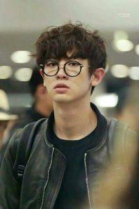 المغني الكوري بارك تشانيول أحد أعضاء فريق EXO